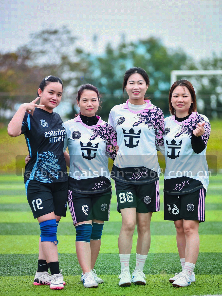 竖版手机界面示意，用三个朱红圆环依次标出首页导航、安卓稳定版选项与安装按钮三个点击位置